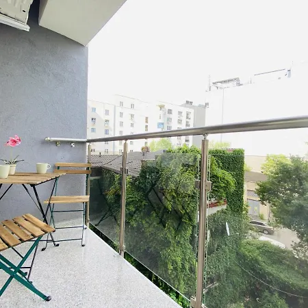 New City With Balcony 公寓 *
