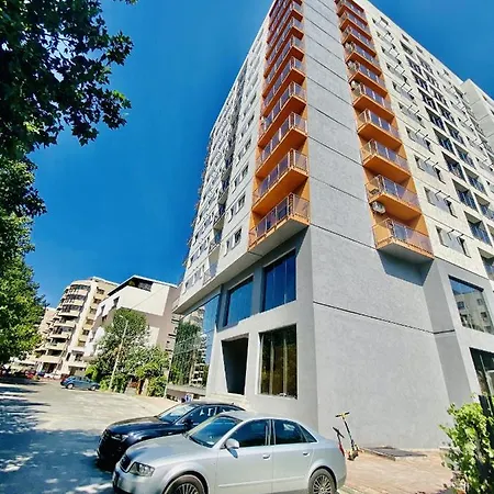New City With Balcony 公寓