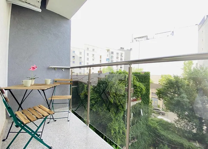 New City With Balcony 아파트 *